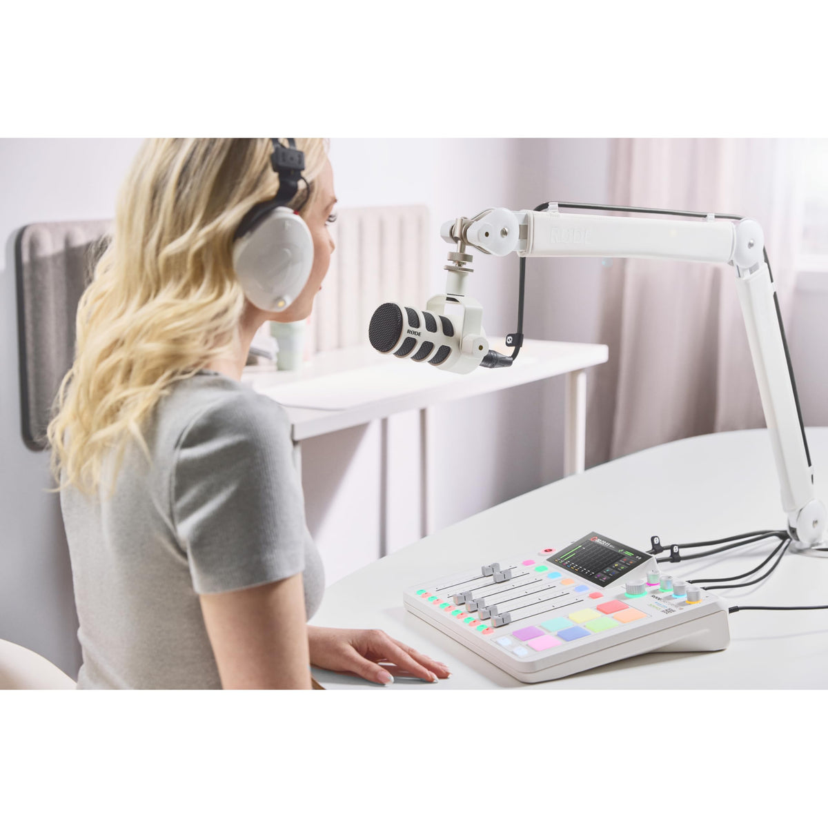 White Cardioid Dynamic Broadcast Microphone Pair M718049